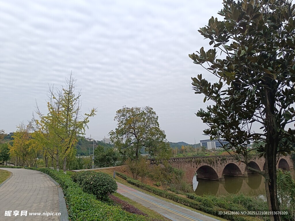 秋日河畔石桥风景