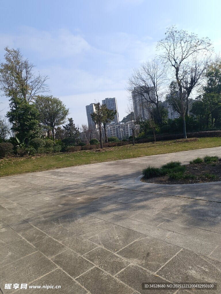 户外开阔场地与远处建筑