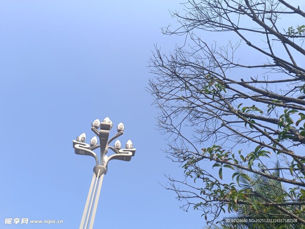 蓝天中的多灯头路灯