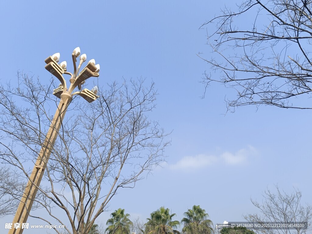 高杆灯屹立于蓝天之下