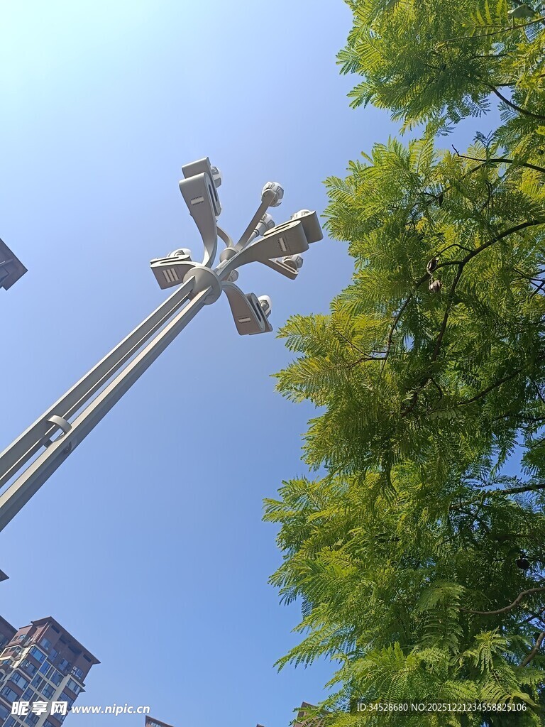 高杆灯矗立绿树蓝天间