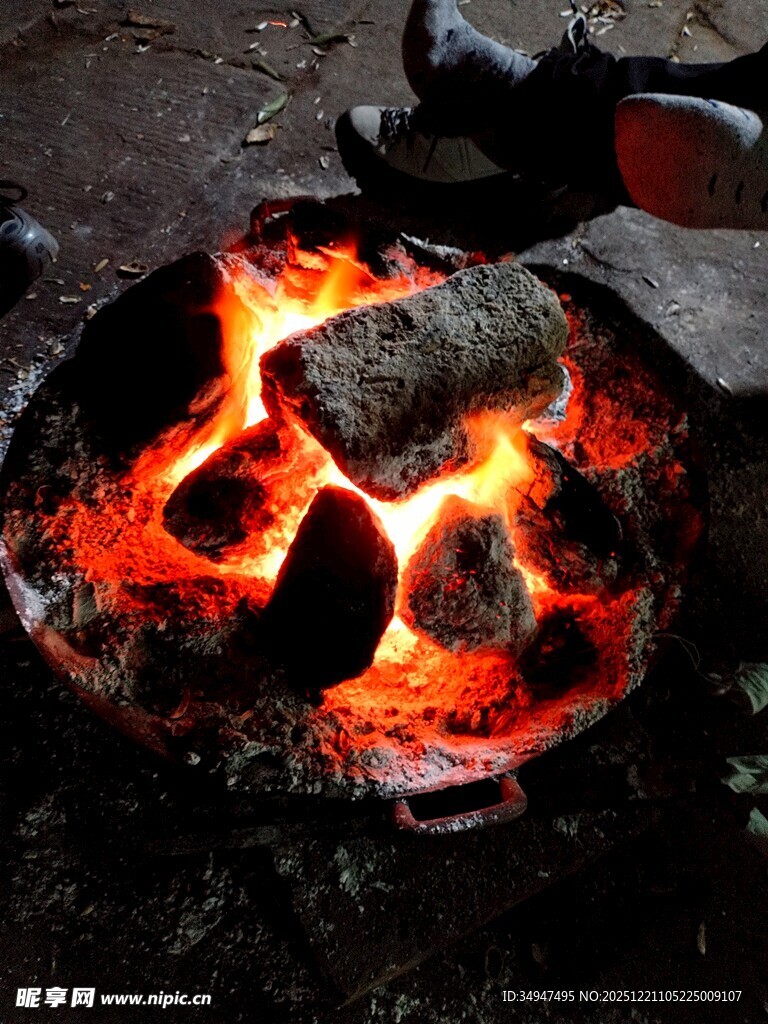 燃烧的炭火