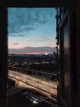 窗边远眺城市黄昏美景