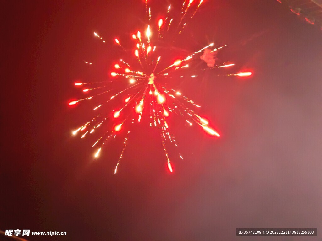 绚丽红色烟花绽放夜空