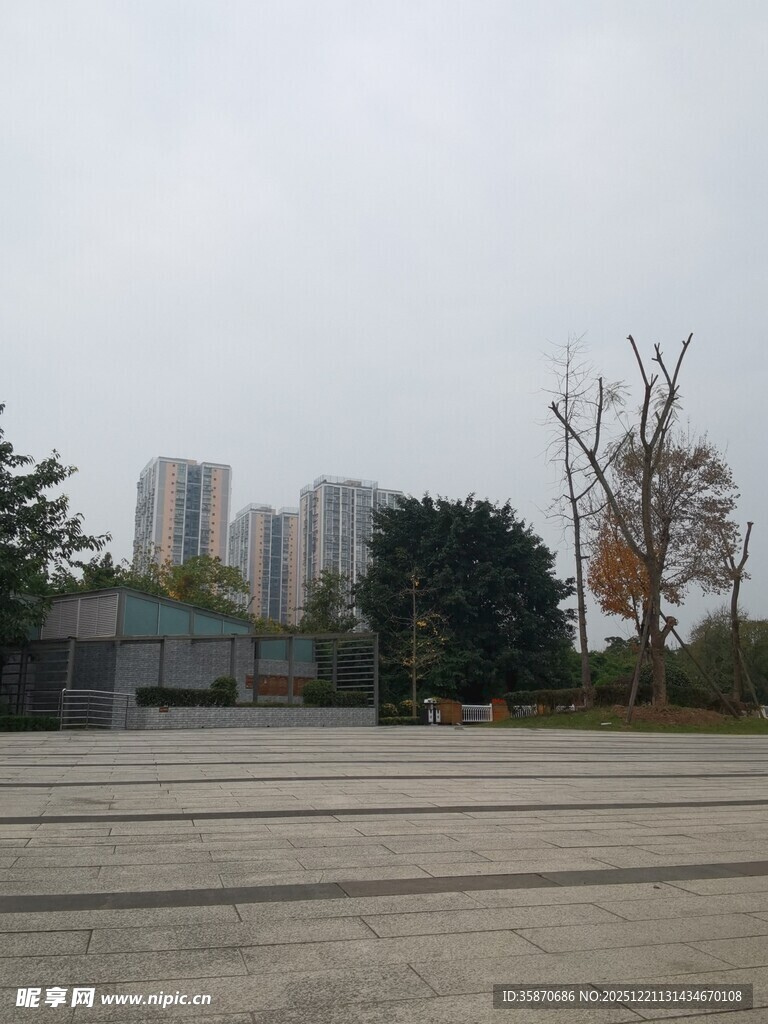 城市空旷广场与远处高楼