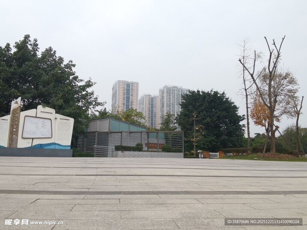 城市广场开阔景致