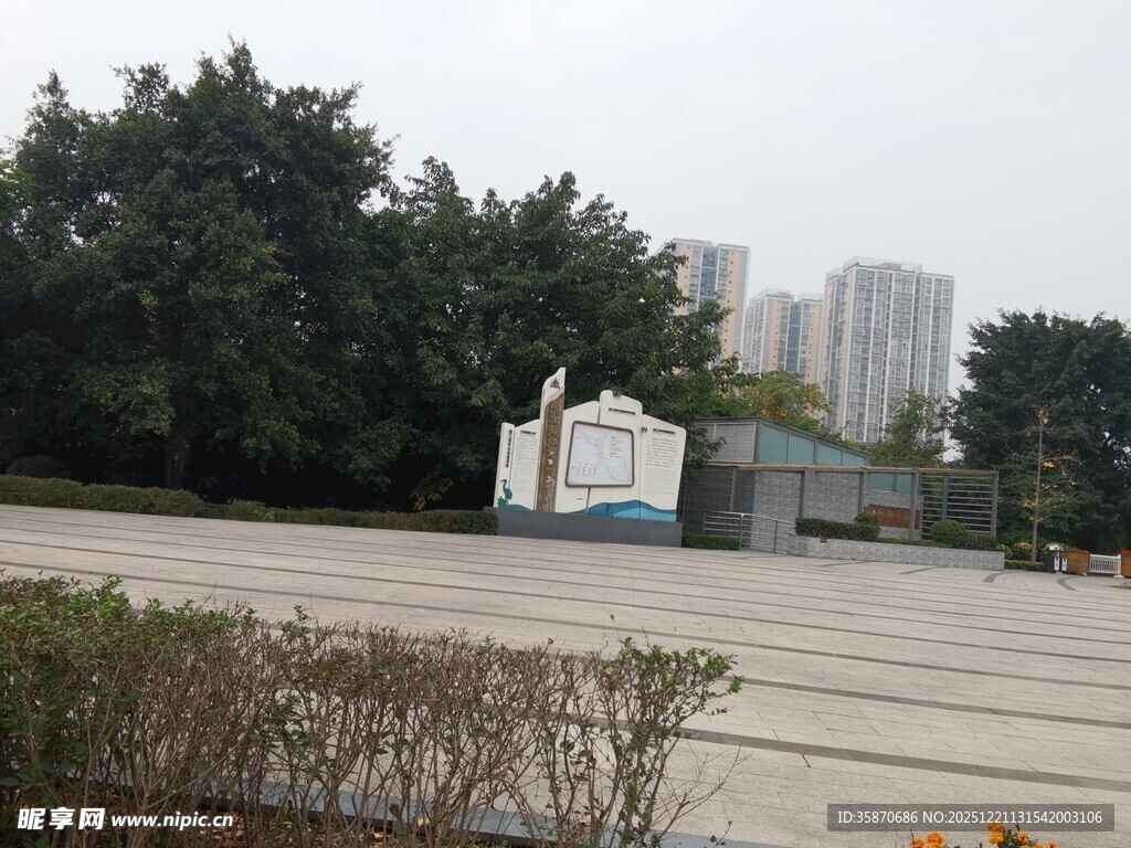 城市中开阔场地与周边建筑