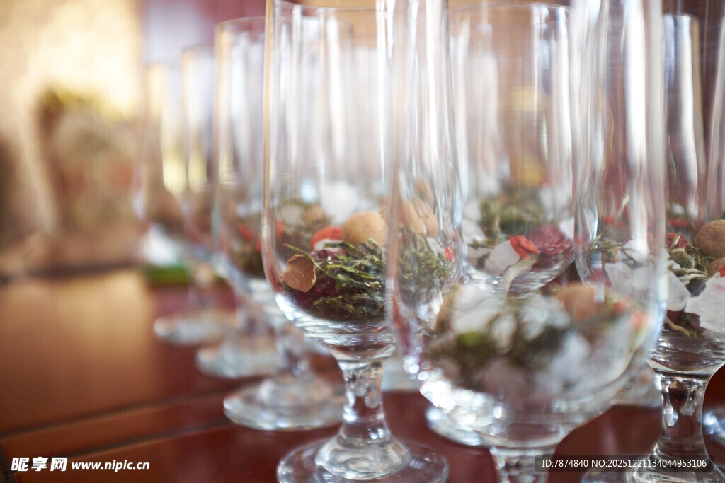 精致透明高脚杯陈列