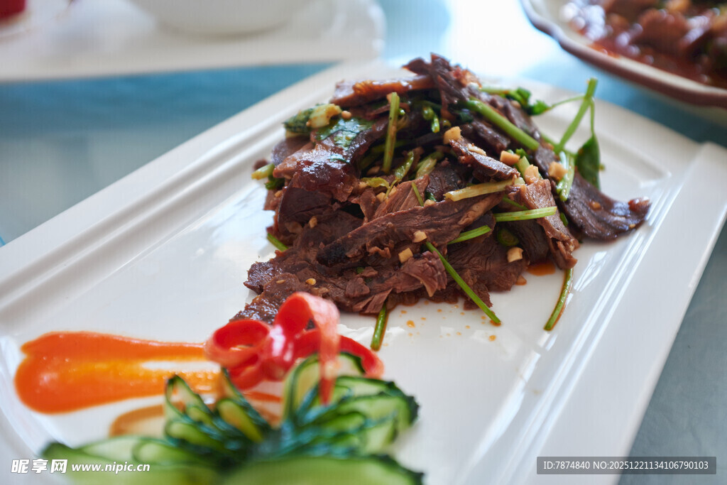 凉拌牛肉摆盘精致