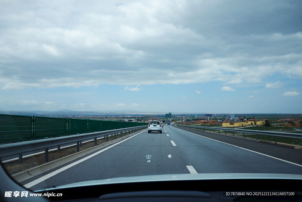 行驶在宽阔公路上的视角