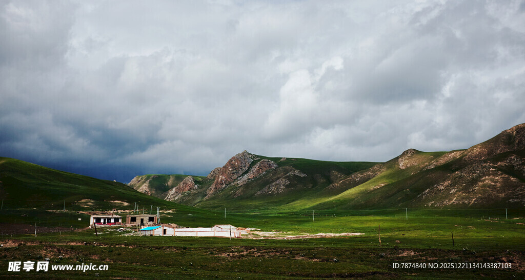 草原山谷间的壮美风景