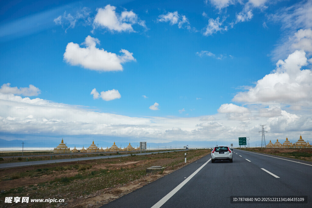 公路上行驶的车辆与蓝天