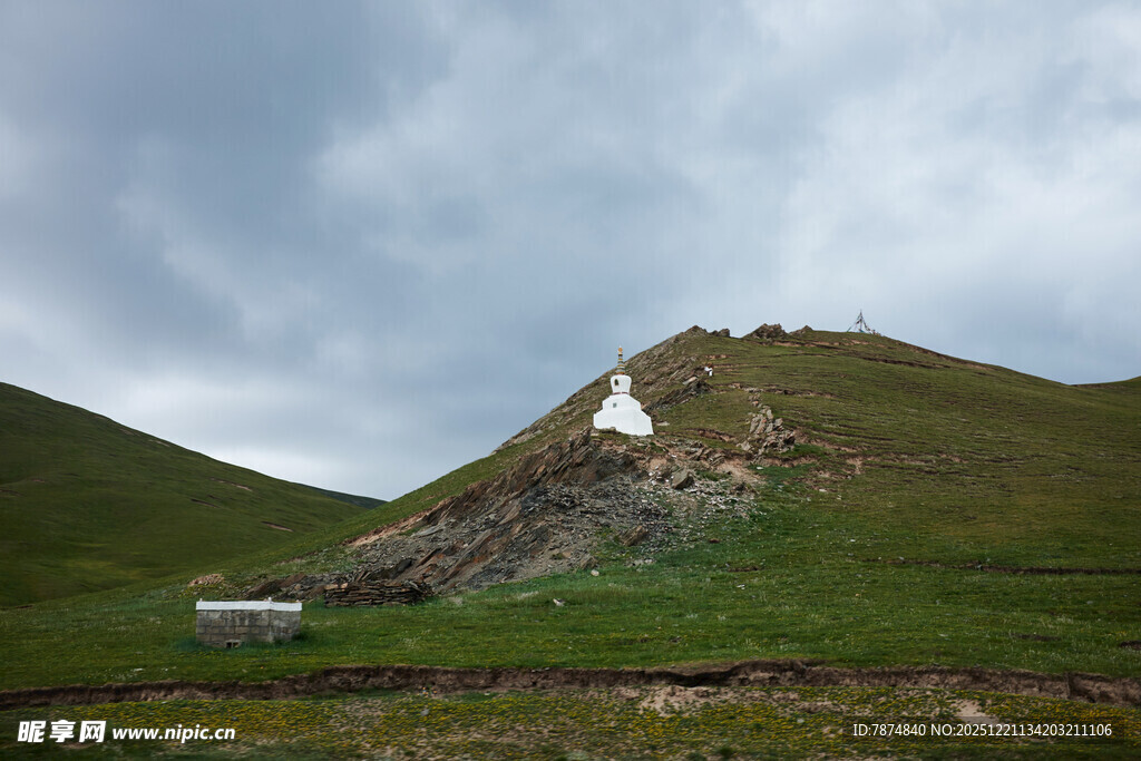 草原山丘上的白色建筑
