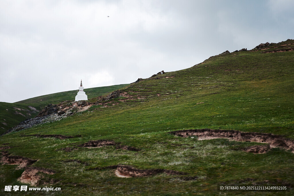 草原山丘上的白色建筑