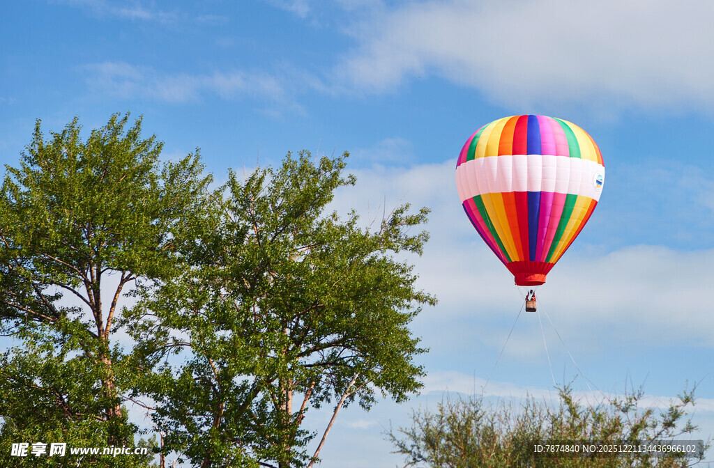 天空中多彩热气球与绿树