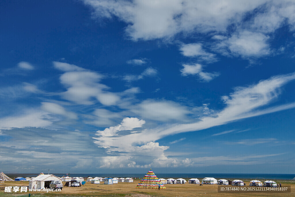 草原上的蓝天与白色毡房
