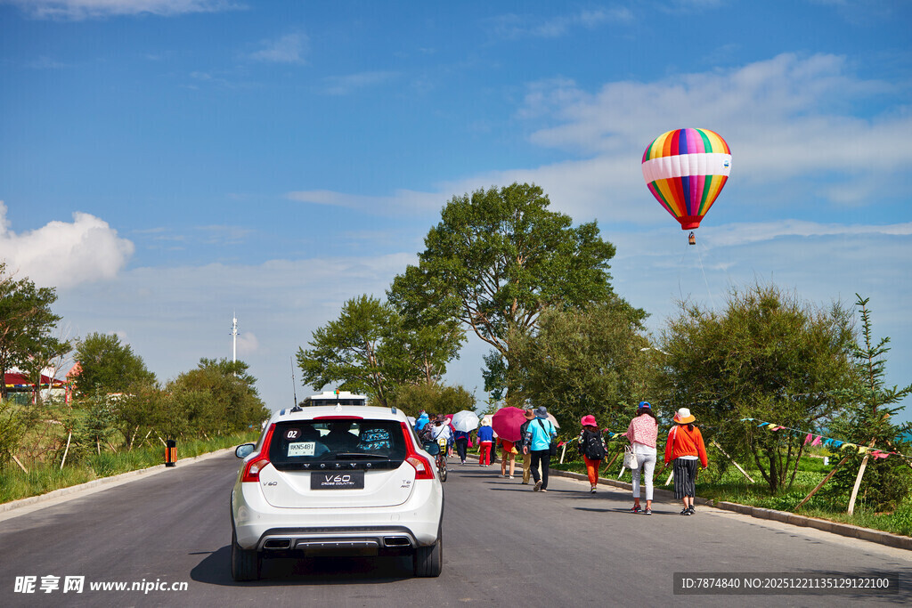 公路上的车辆与热气球景观