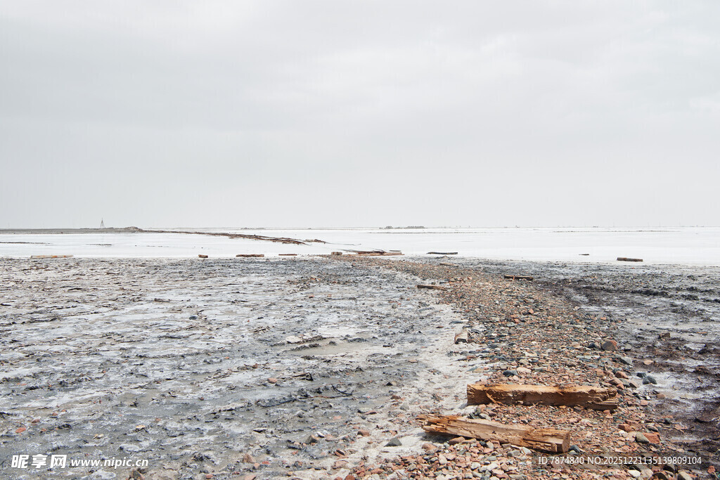 冬日荒凉河岸景象