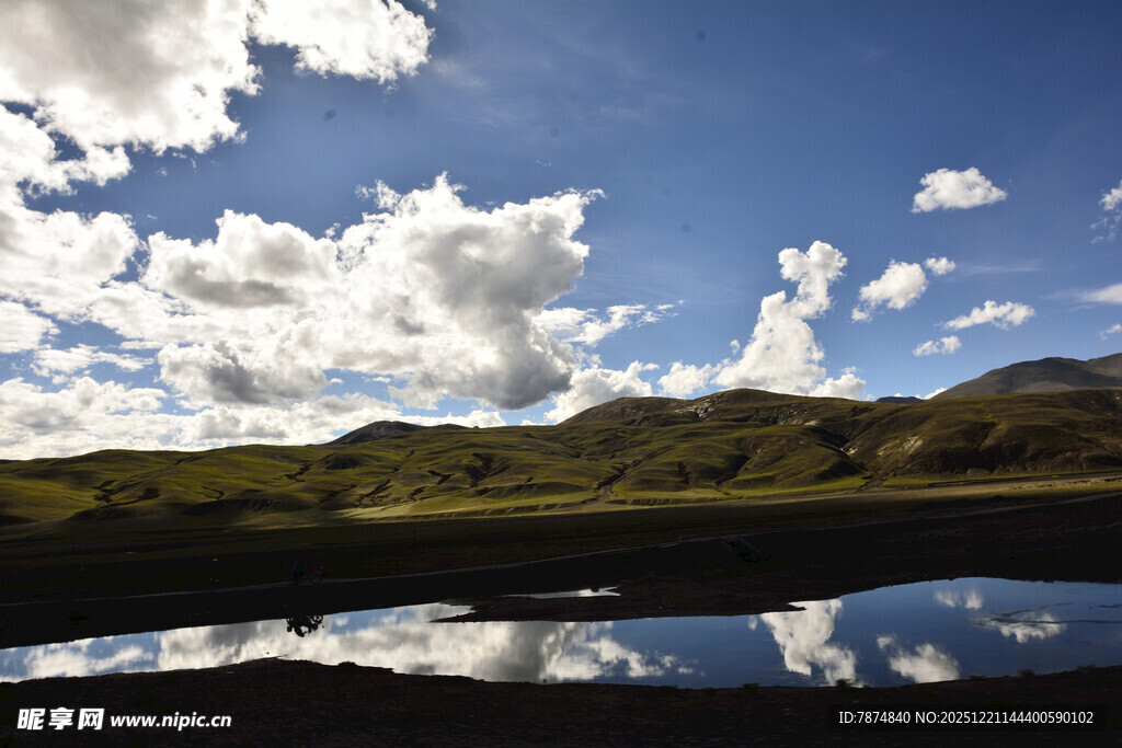 山间湖泊蓝天白云美景