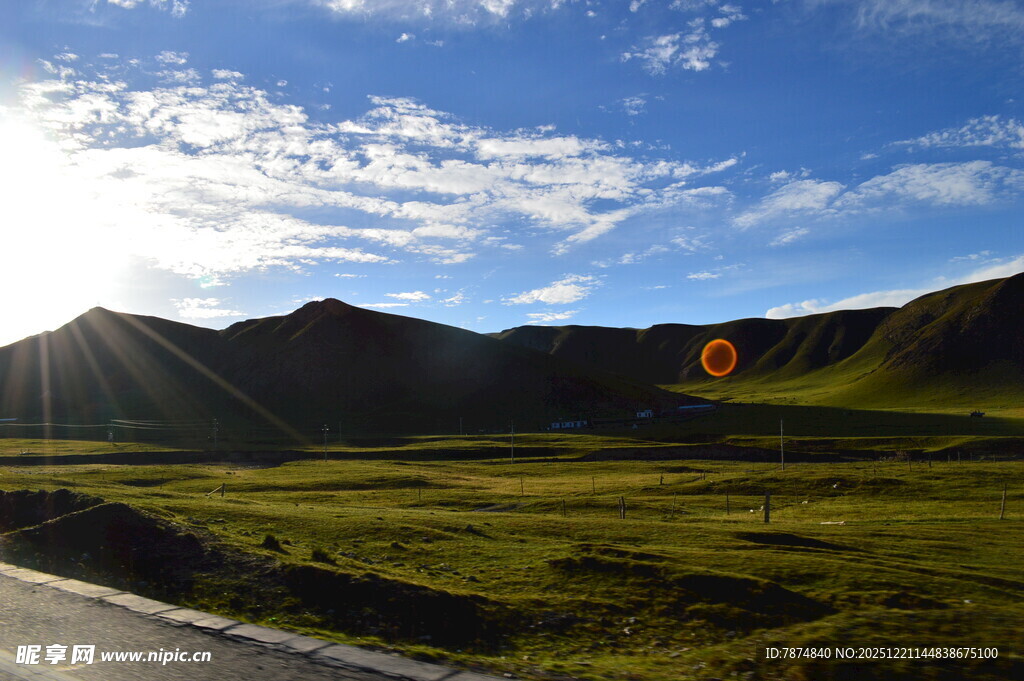 山间公路旁的壮丽风景