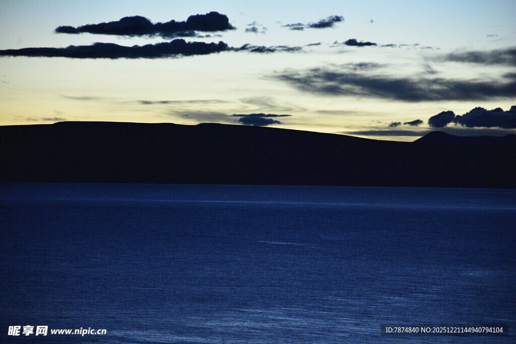 黄昏下的静谧湖面