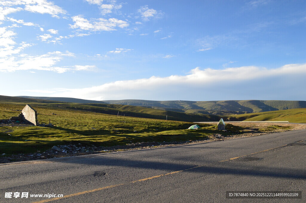 公路旁的开阔田园风光