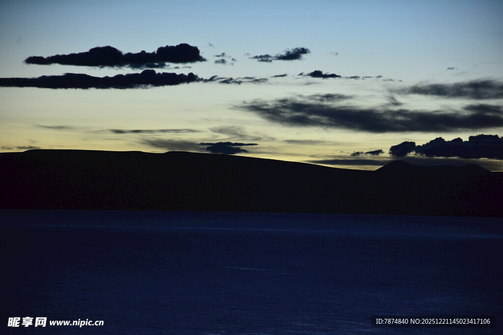 黄昏湖畔 天边云彩的静谧景