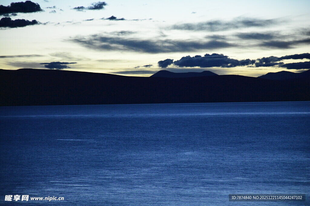 黄昏下的宁静海面
