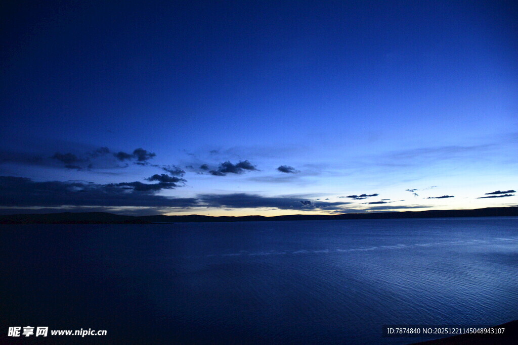 夜幕下宁静的湖景