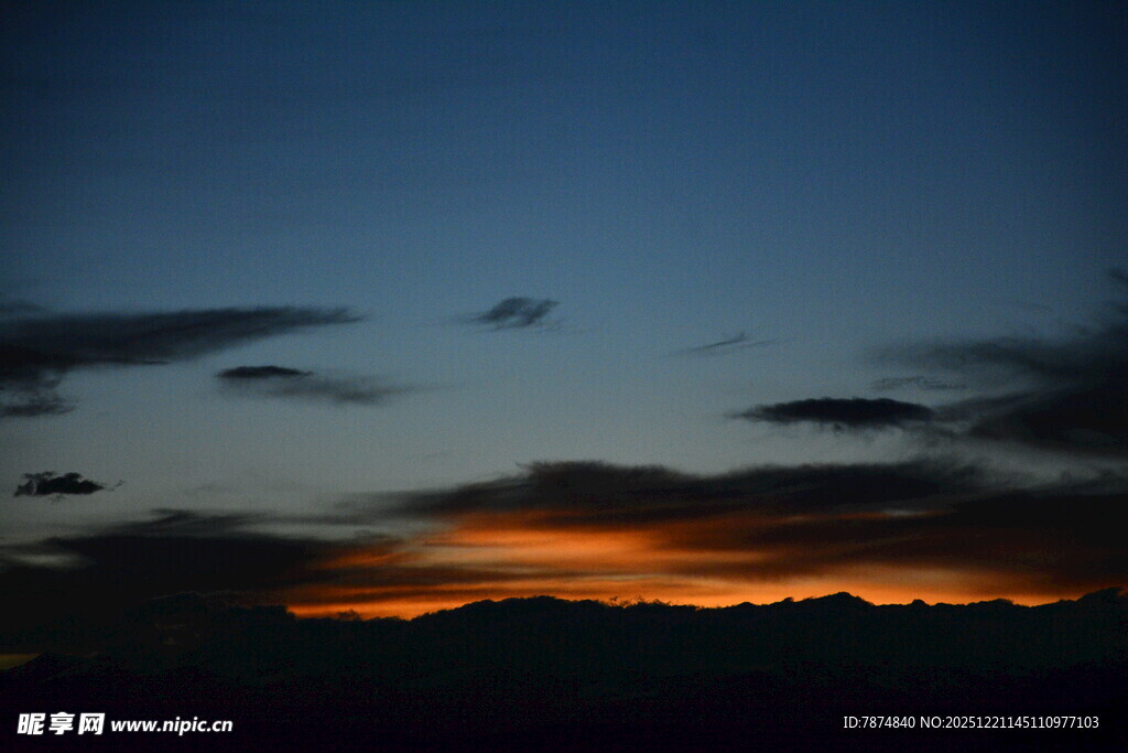黄昏时分的绚烂天空
