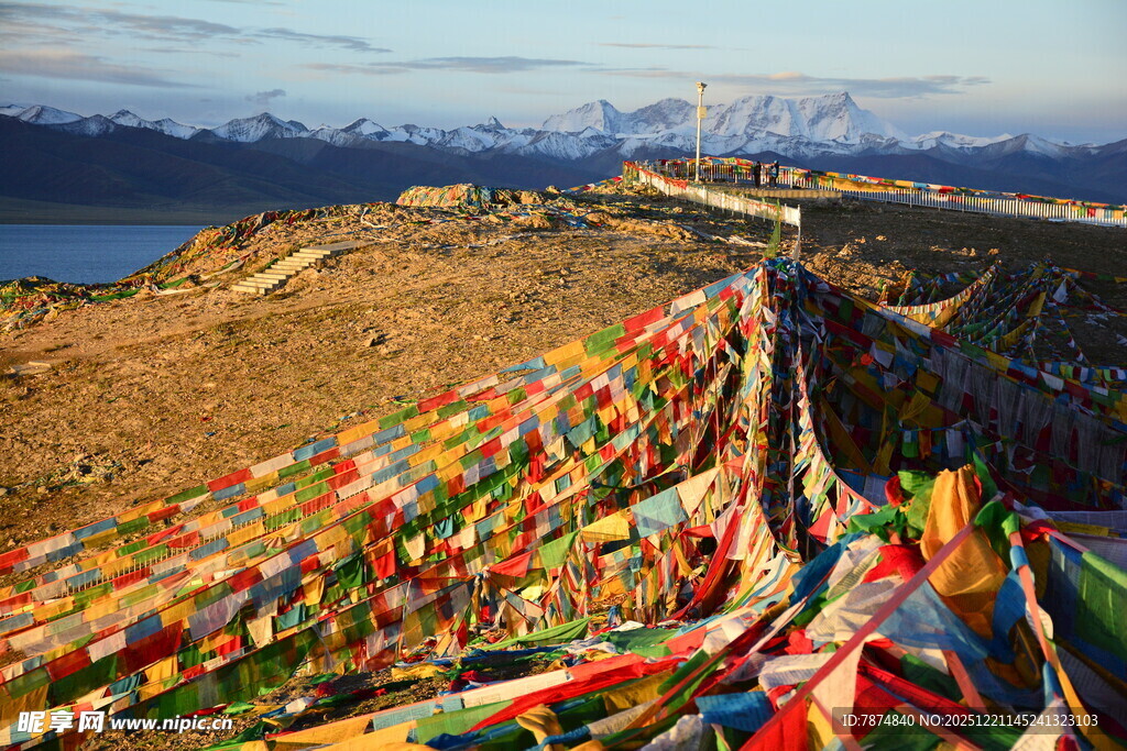 高原五彩经幡景观