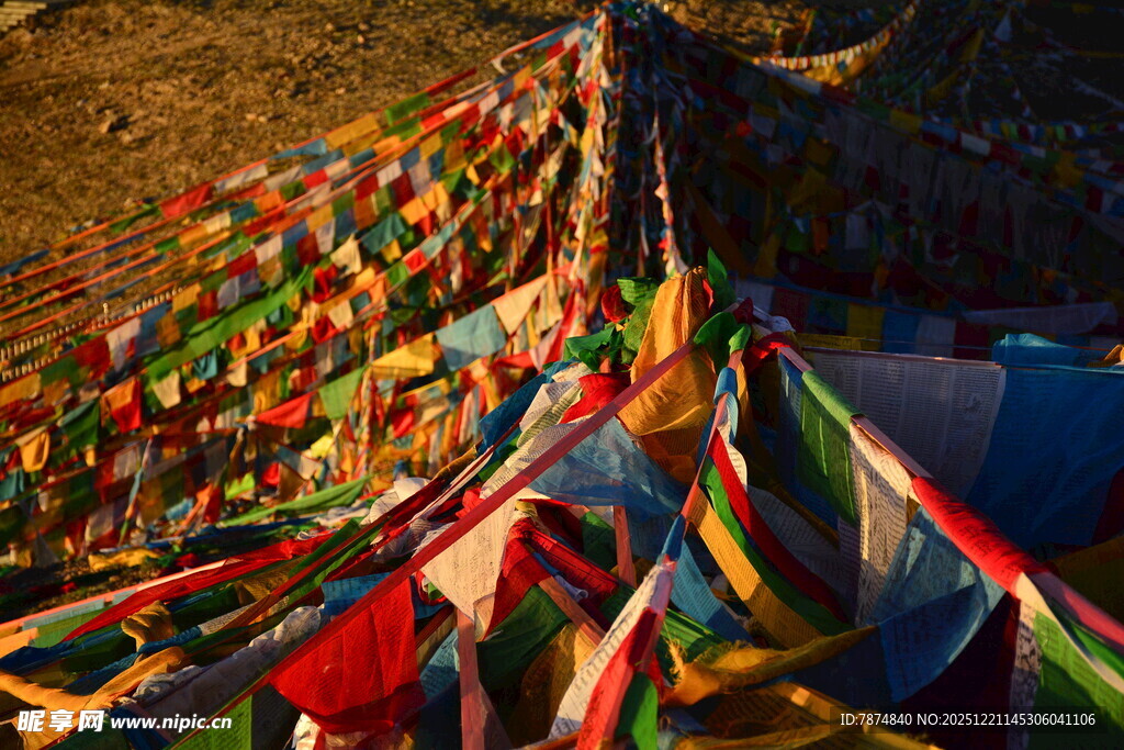 五彩经幡飘扬在天地间