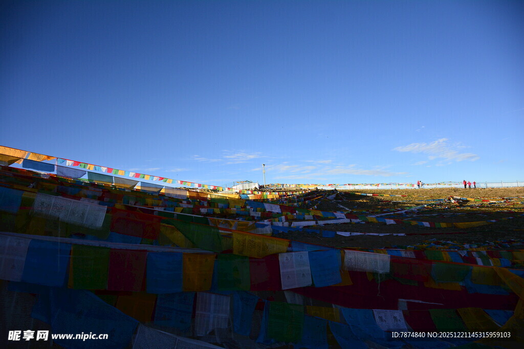 五彩经幡装点高原风光