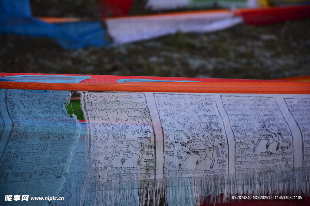 藏区祈福经幡特写