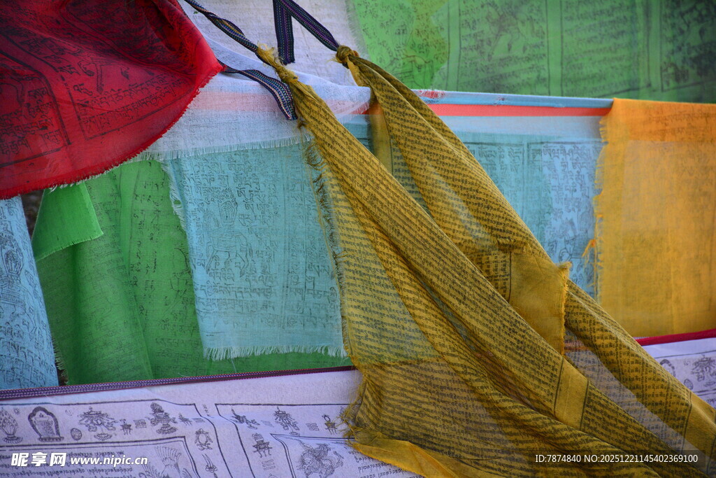 多彩织物与纸张静物特写