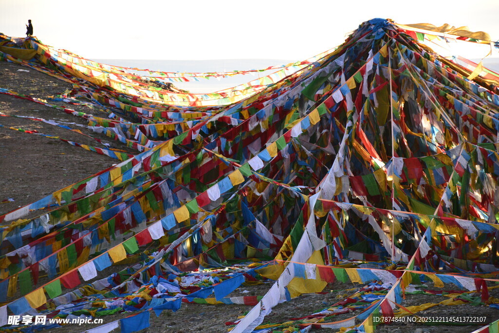 五彩经幡飘扬于天地间