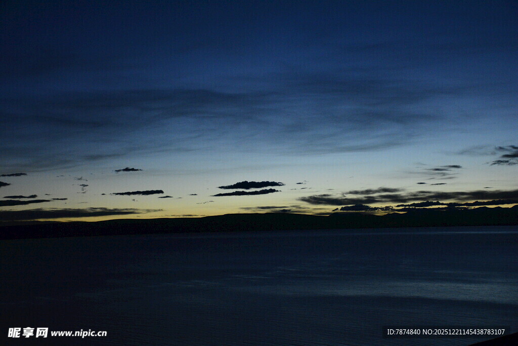 黄昏时分的宁静湖面景色