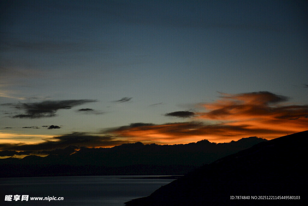 日落时分的壮丽山景