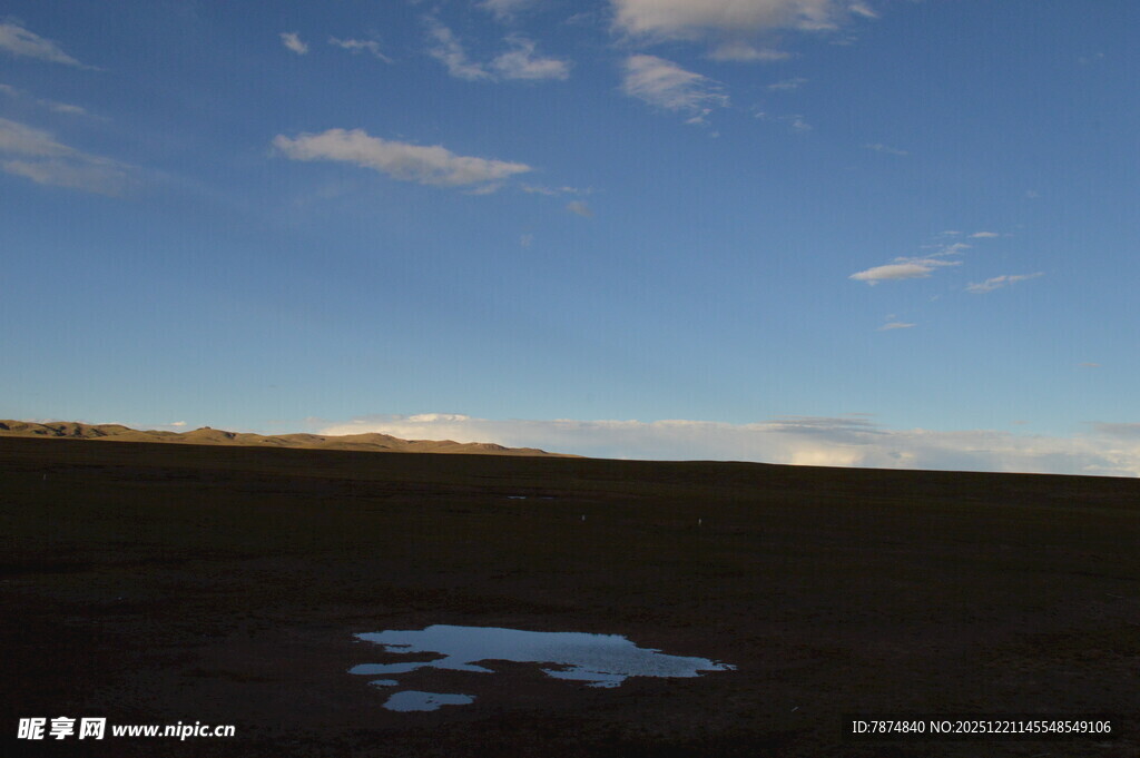 草原上的蓝天与积水