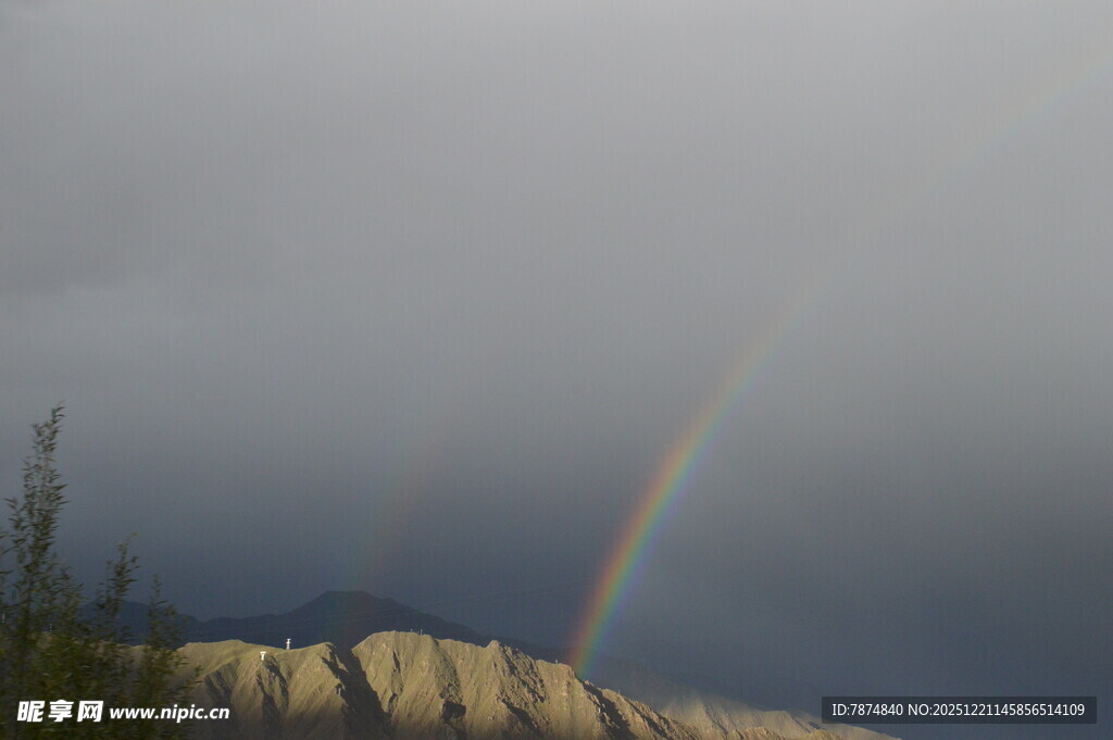 山间彩虹横空现