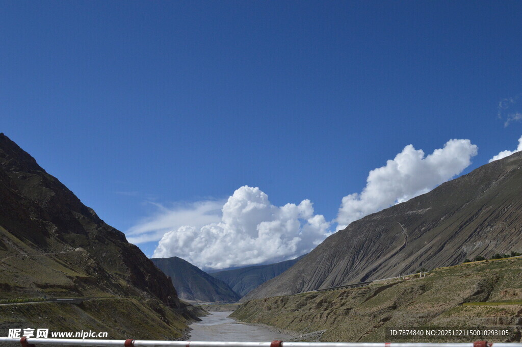 壮丽山谷间的蓝天白云