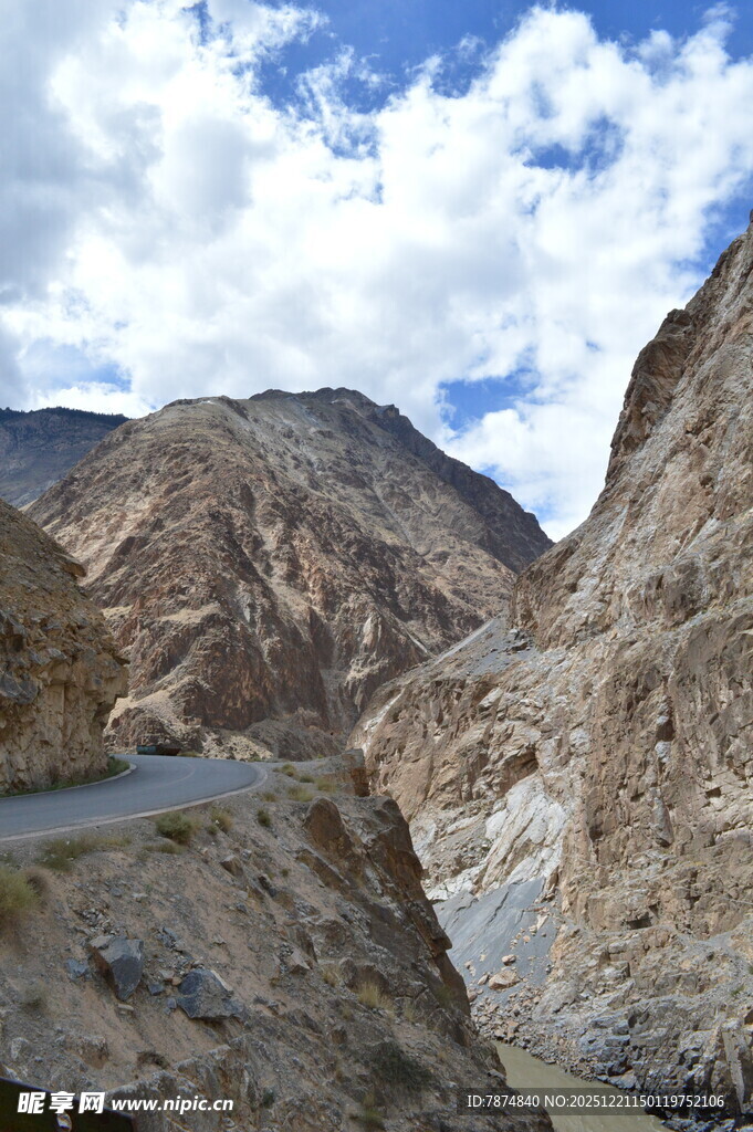 山间蜿蜒公路 壮美风光
