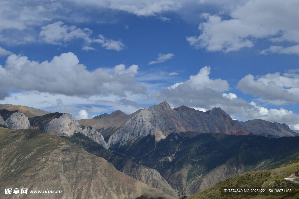 壮丽高山蓝天白云美景