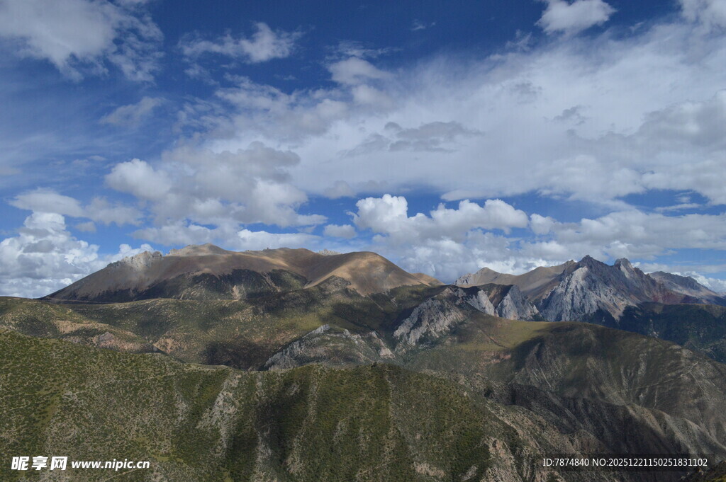 壮丽山景 蓝天白云相伴