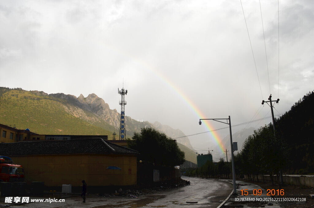 山间雨后现彩虹美景