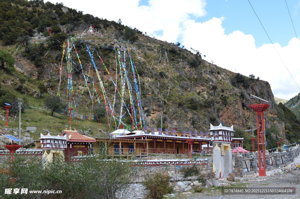 山间藏族建筑与经幡景观