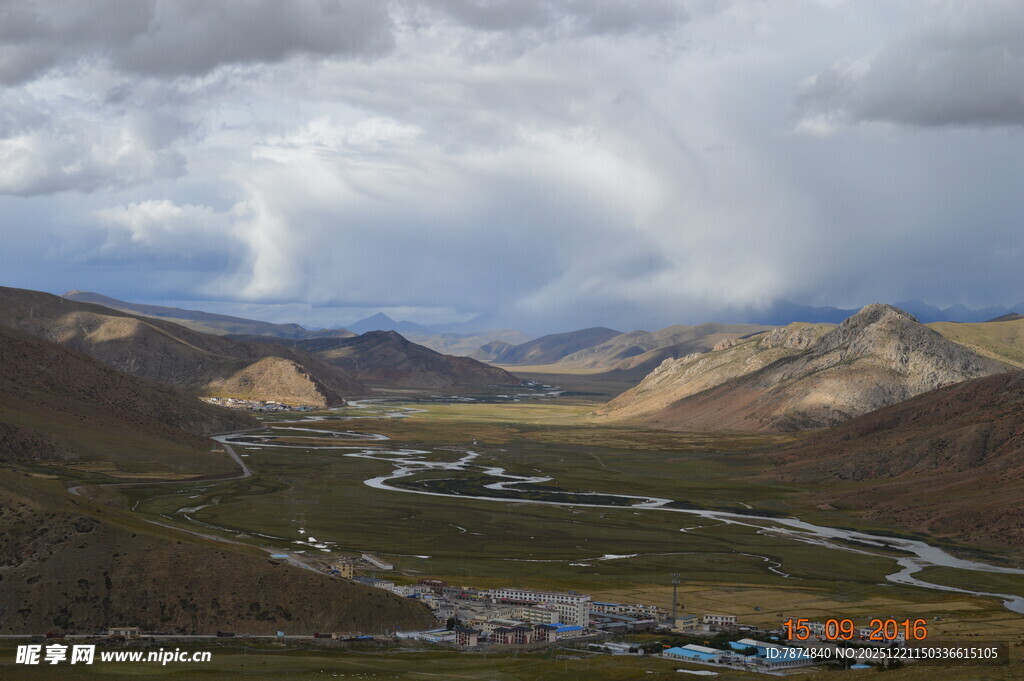 山间河谷现绚丽彩虹