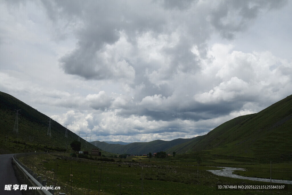 山间公路上的多云景致