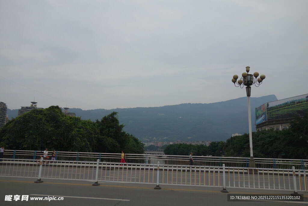 公路旁远山与路灯景致