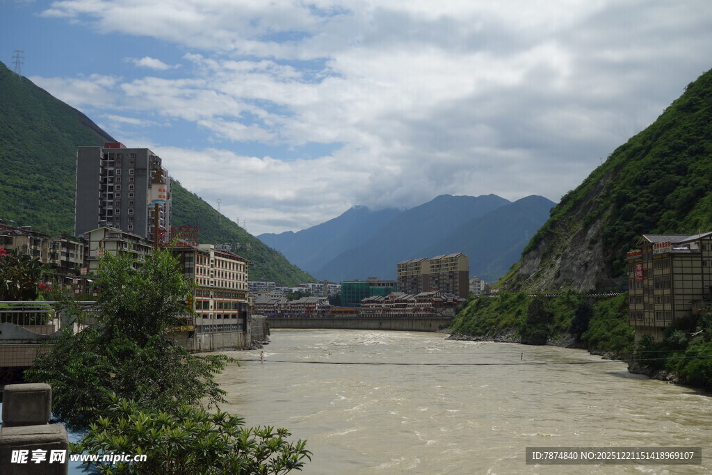 壮丽山河间的湍急河流